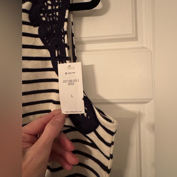 Banana Republic Navy and Cream Striped Knit Tank Top Size Large - Brand New! - Picture 2 of 6